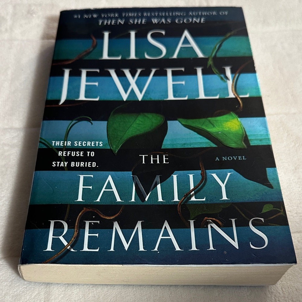 🐸2/$10🐸 Mystery The Family Remains by Lisa Jewell